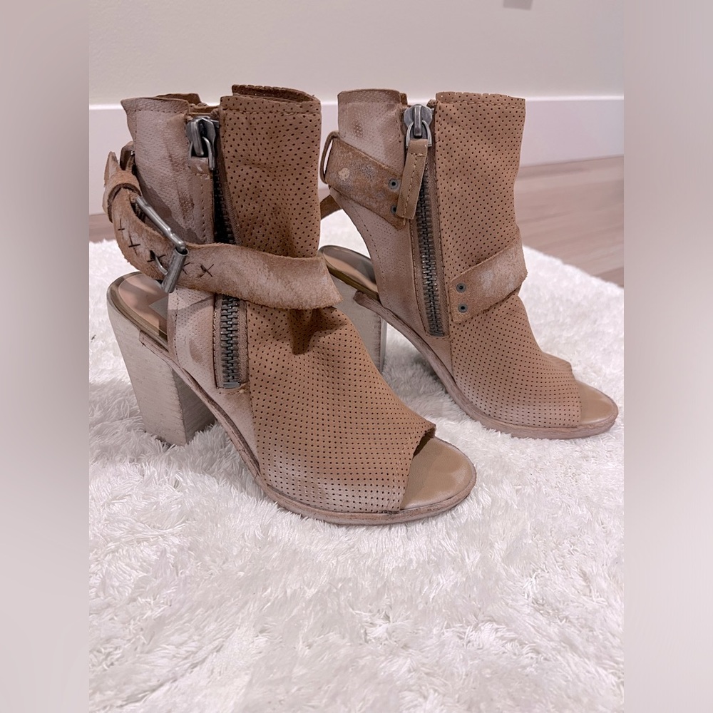 Dolce Vita Sandals/Wedge 6